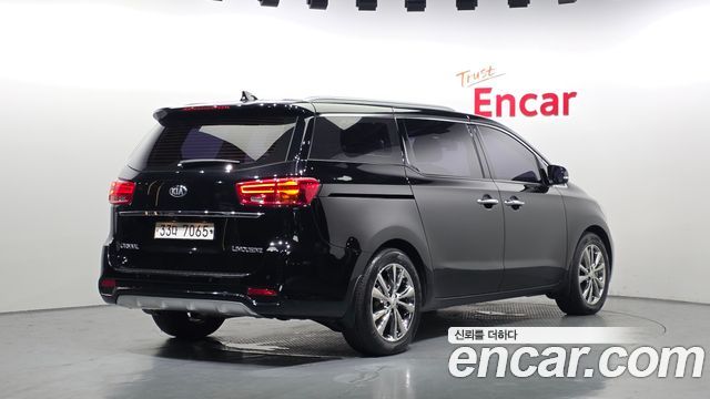 Kia Canival Gasoline 7-Seater Limousine — photo 1 of 34