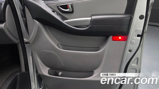 Hyundai Starex 3-Seater VAN — photo 1 of 30
