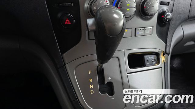 Hyundai Starex 12-Seater Wagon — photo 1 of 20