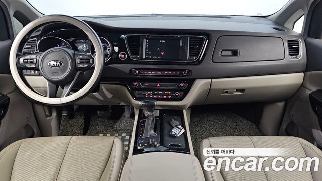 Kia Canival 9-seater Noblesse — photo 1 of 20