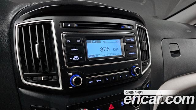 Hyundai Starex Van 5-Seater — photo 1 of 30