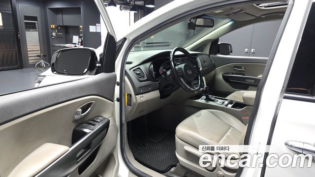 Kia Canival 9-seater Luxury — photo 1 of 20