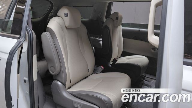 Kia Canival Gasoline 9-Seater Signature — photo 1 of 20