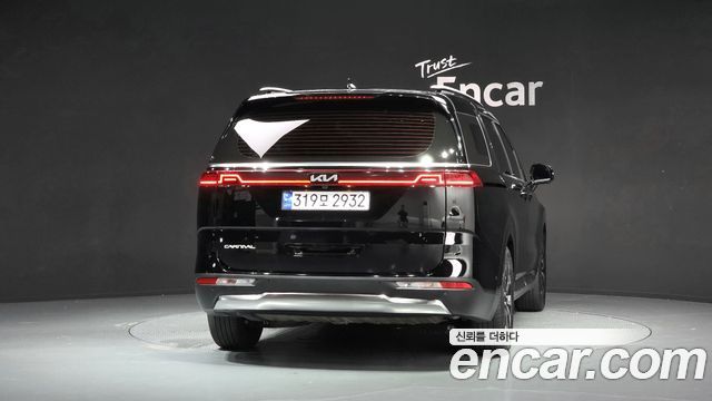 Kia Canival Gasoline 7-Seater Signature — photo 1 of 20