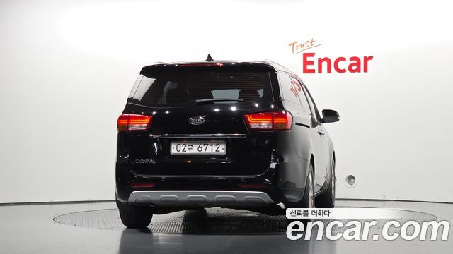 Kia Canival 9-seater Prestige — photo 1 of 31