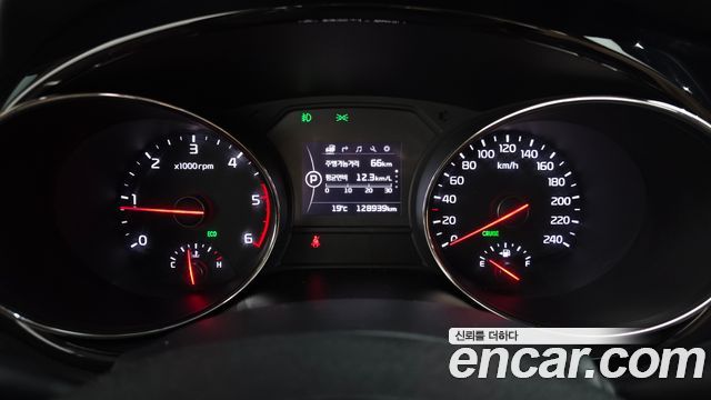 Kia Canival 9-seater Prestige — photo 1 of 31