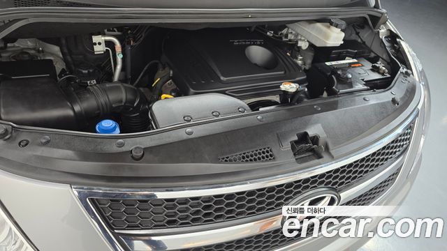 Hyundai Starex 12-Seater Wagon — photo 1 of 30