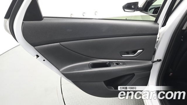 Hyundai AVANTE 1.6 — photo 1 of 32