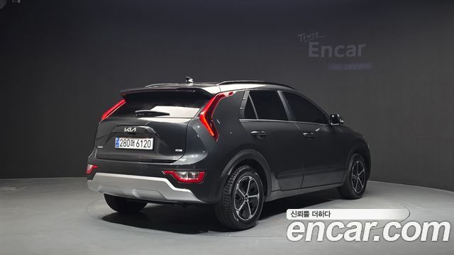 Kia Niro Prestige — photo 1 of 31