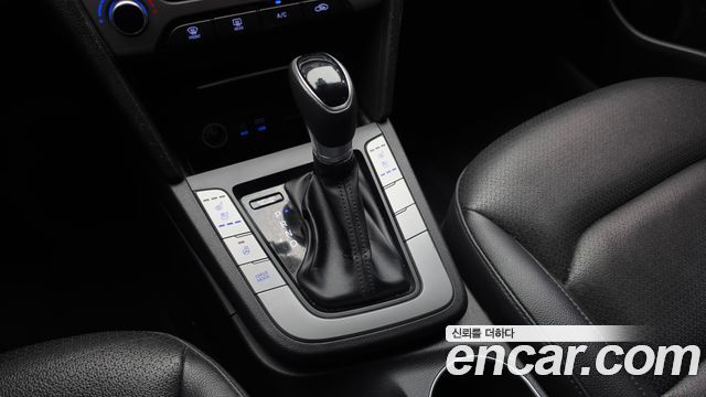 Hyundai AVANTE 1.6 GDI Smart — photo 1 of 20