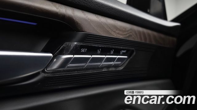 Genesis G90 3.8 — photo 1 of 40