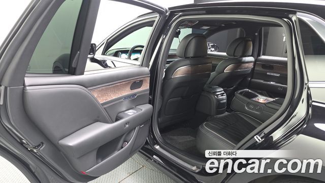 Genesis G90 Gasoline 3.5 Turbo AWD — photo 1 of 36
