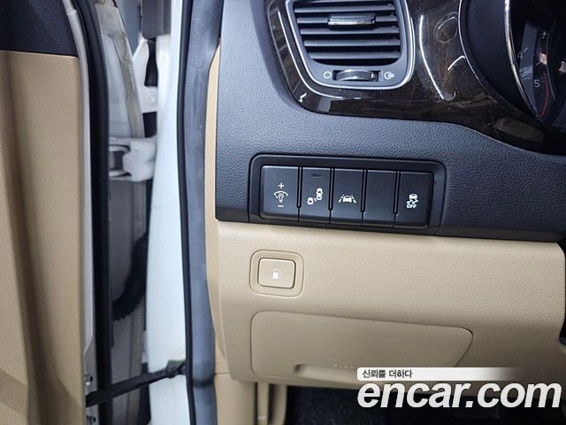 Kia Canival 9-Seater Prstige — photo 1 of 18