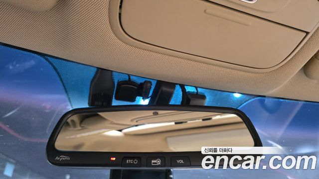 Kia Canival 9-seater Prestige — photo 1 of 37