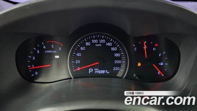 Kia Canival Grand Carnival GLX — photo 1 of 31