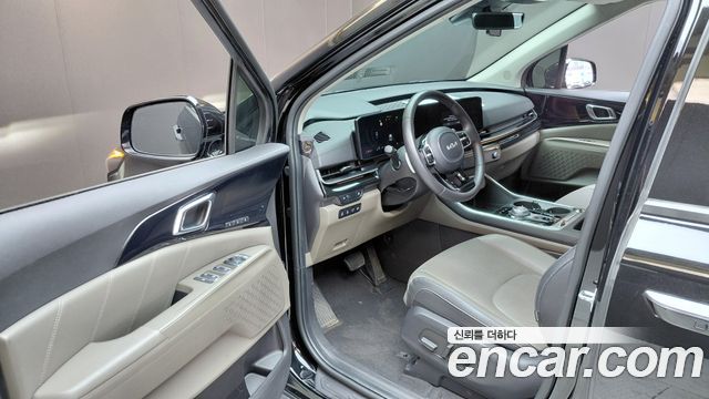 Kia Canival Diesel 9-Seater Signature — photo 1 of 30