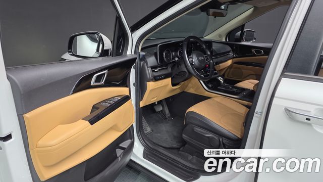 Kia Canival Diesel 9-Seater Prestige — photo 1 of 33