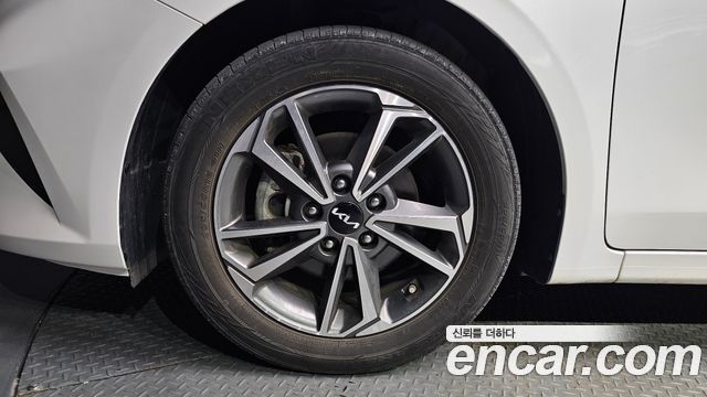Kia K3 1.6 — photo 1 of 20