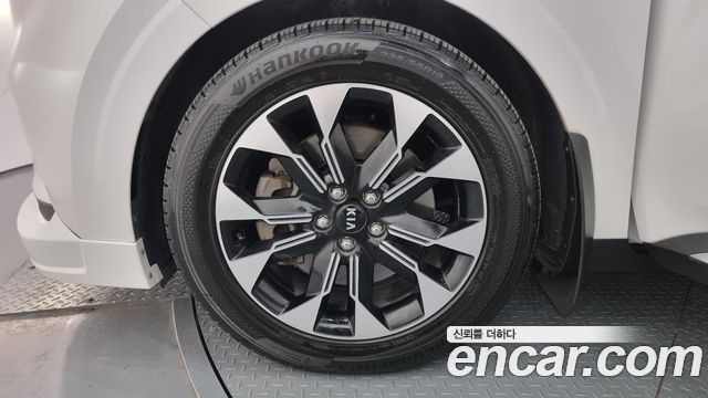 Kia Canival Diesel 7-Seater Signature — photo 1 of 20