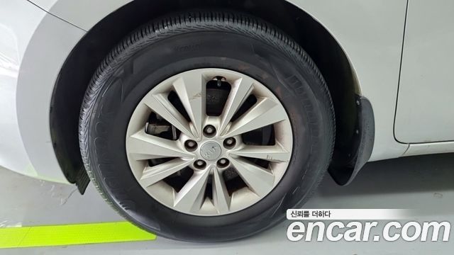 Kia Canival 11-seater Deluxe — photo 1 of 18