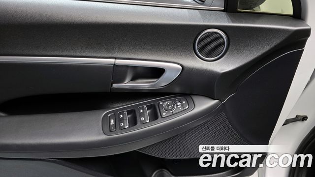Hyundai Sonata 2.0 — photo 1 of 20