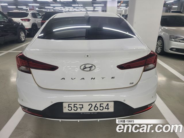 Hyundai AVANTE 1.6 — photo 1 of 18