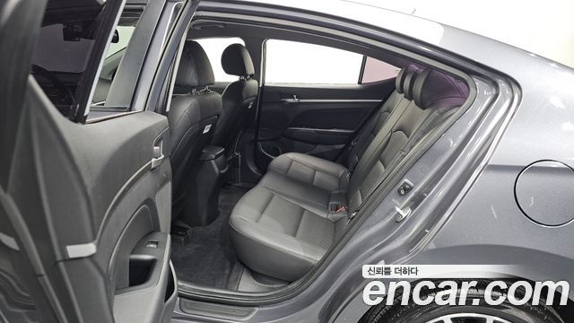 Hyundai AVANTE 1.6 — photo 1 of 20