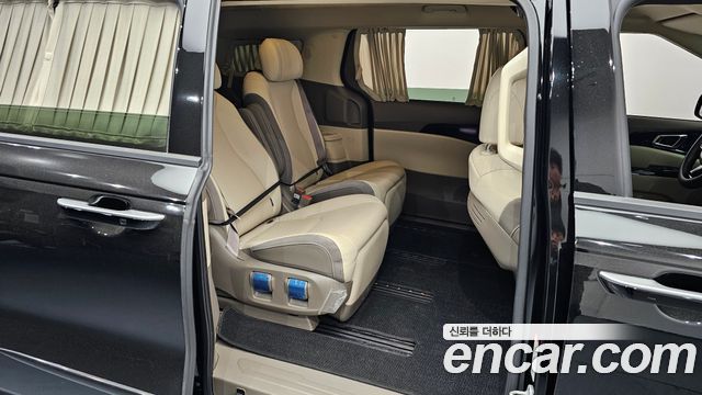 Kia Canival Diesel 7-Seater Hi-Limousine — photo 1 of 20