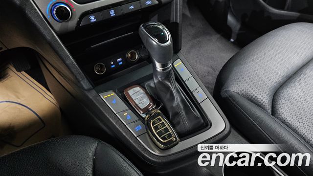 Hyundai AVANTE 1.6 e-VGT SMART — photo 1 of 20