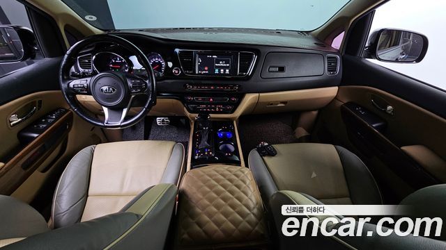 Kia Canival 9-seater Hi-Limousine — photo 1 of 20