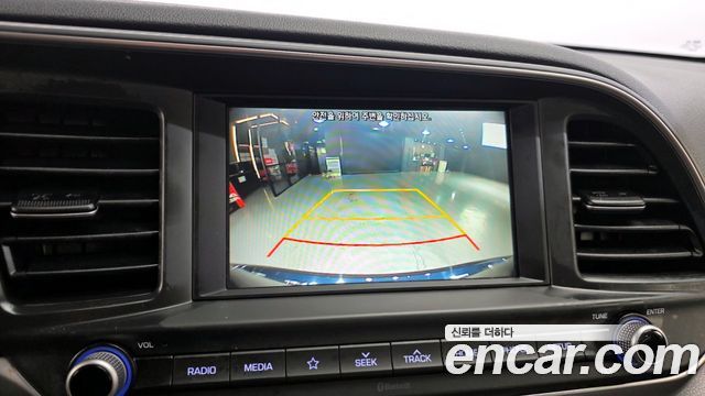 Hyundai AVANTE 1.6 — photo 1 of 20