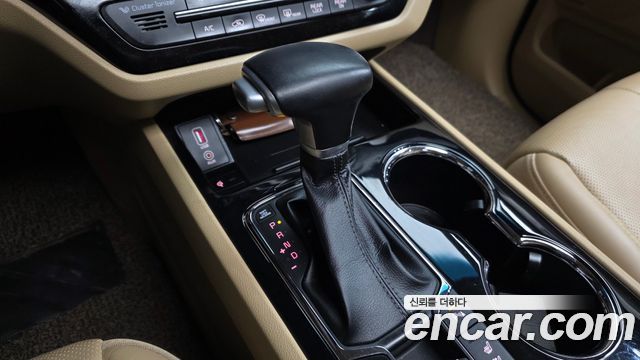 Kia Canival Gasoline 7-Seater Limousine — photo 1 of 20