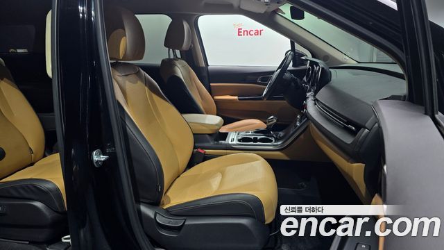 Kia Canival Diesel 9-Seater Prestige — photo 1 of 20