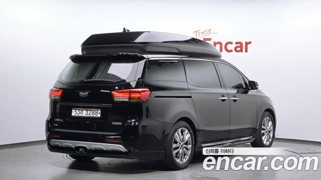 Kia Canival 9-seater Hi-Limousine — photo 1 of 20