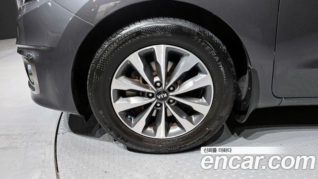 Kia Canival 9-seater Luxury — photo 1 of 20