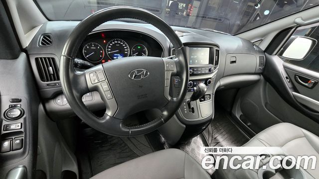 Hyundai Starex Van 3-Seater — photo 1 of 31