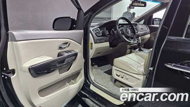 Kia Canival 9-seater Noblesse — photo 1 of 31