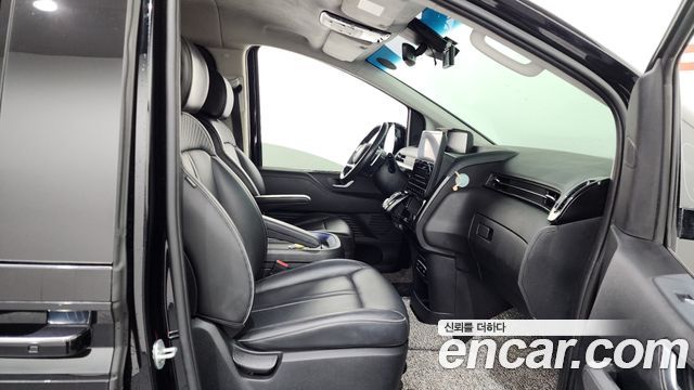 Hyundai Staria Lounge 9-Seater
