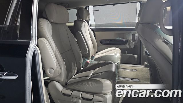 Kia Canival 7-Seater Limousine — photo 1 of 31
