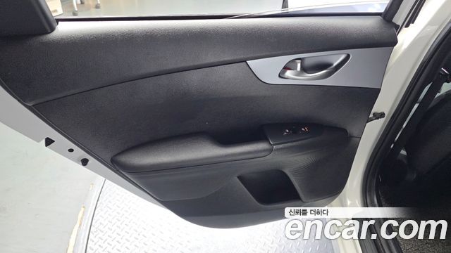 Kia K3 1.6 — photo 1 of 32