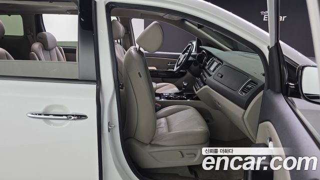 Kia Canival 9-Seater Noblesse Special — photo 1 of 33