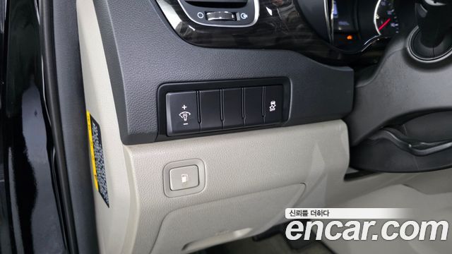 Kia Canival Gasoline 11-Seater Prestige — photo 1 of 33