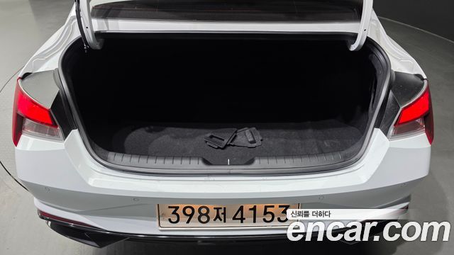 Hyundai AVANTE 1.6 — photo 1 of 30
