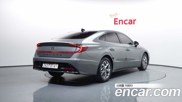 Hyundai Sonata 2.0 — photo 1 of 32