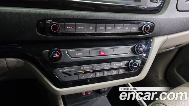 Kia Canival 7-Seater Limousine — photo 1 of 20