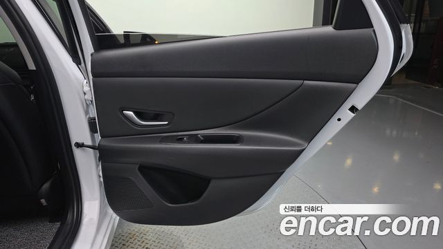 Hyundai AVANTE 1.6 — photo 1 of 30