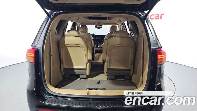 Kia Canival 9-seater Hi-Limousine — photo 1 of 32