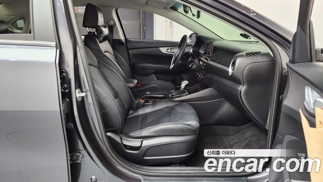 Kia K3 1.6 — photo 1 of 32