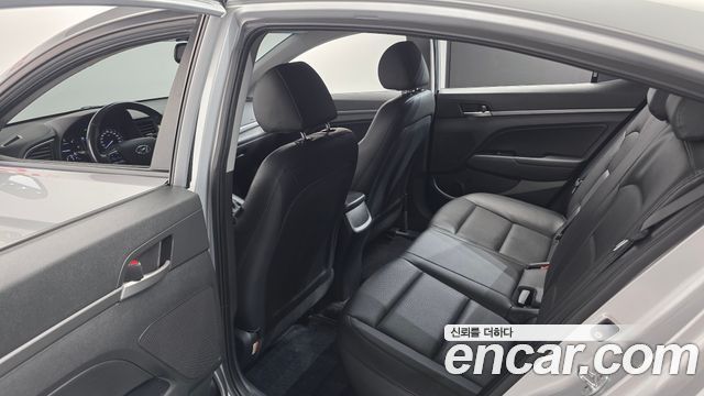 Hyundai AVANTE 1.6 e-VGT SMART — photo 1 of 30