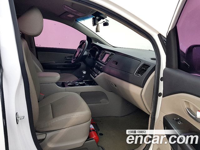Kia Canival 11-Seater Deluxe — photo 1 of 20